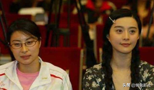 人民大会堂不准化妆。所有明星都是素颜形状。