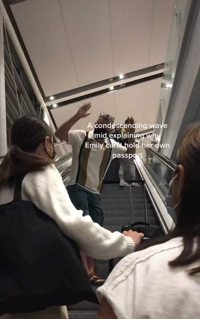 爱尔兰爸爸红遍网络，为了不错过飞机，带领全家在机场狂奔