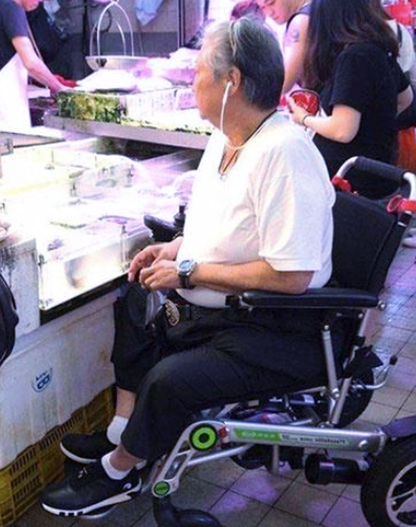 69歲洪金寶與兒孫同框，身材乾癟頸紋明顯，因賣力拍戲坐上輪椅