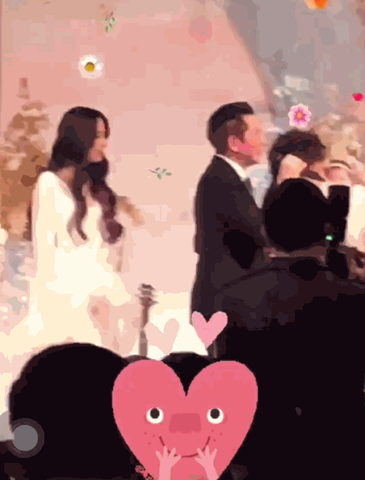 郭碧婷产后太贵妇！穿“20万”白色羽毛定制礼服