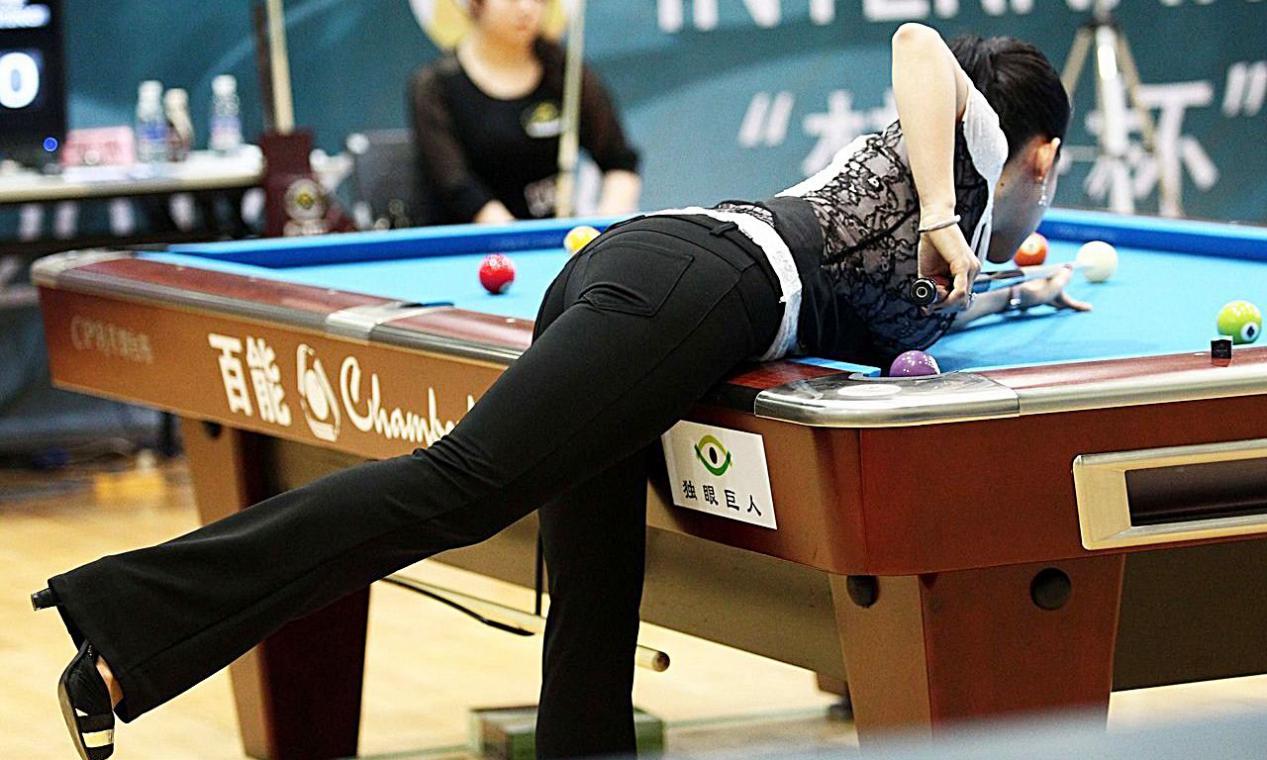 为何潘晓婷年近40还没结婚？看看她洗完澡的自拍