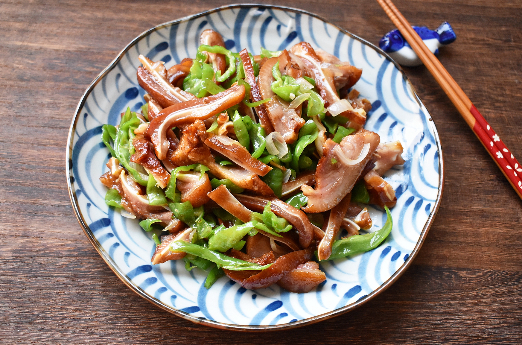 猪身上这肉柔韧又脆富含胶质，先卤后炒味道鲜香，美容下酒棒极了