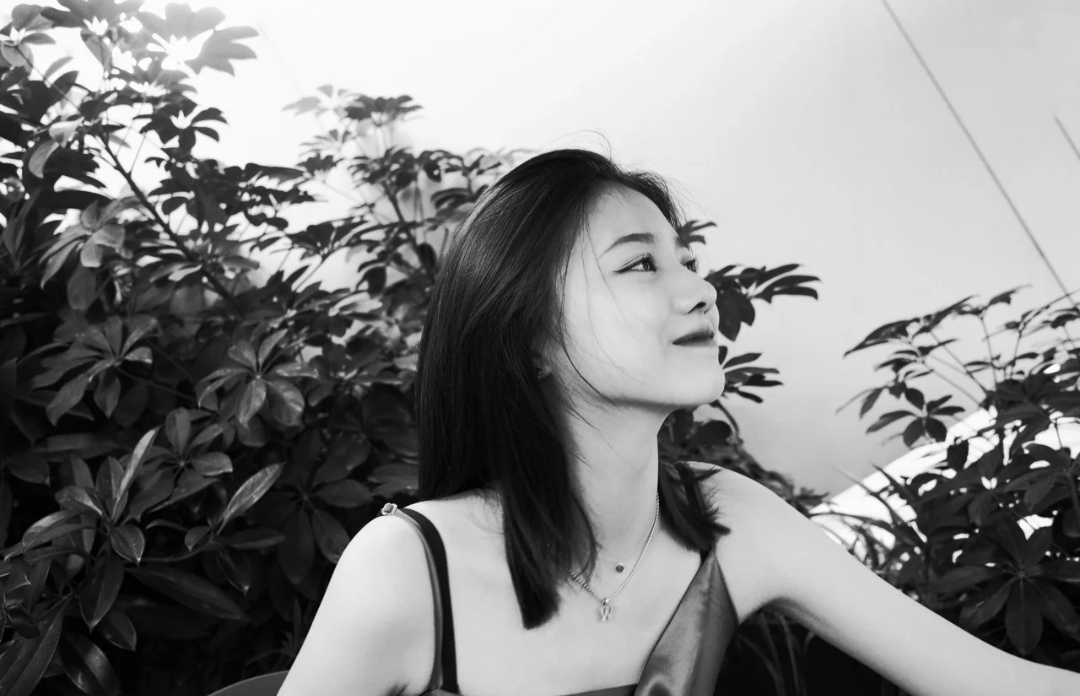 汪峰16岁长女晒高清美照，小苹果穿扮成熟白到发光，颜值超高