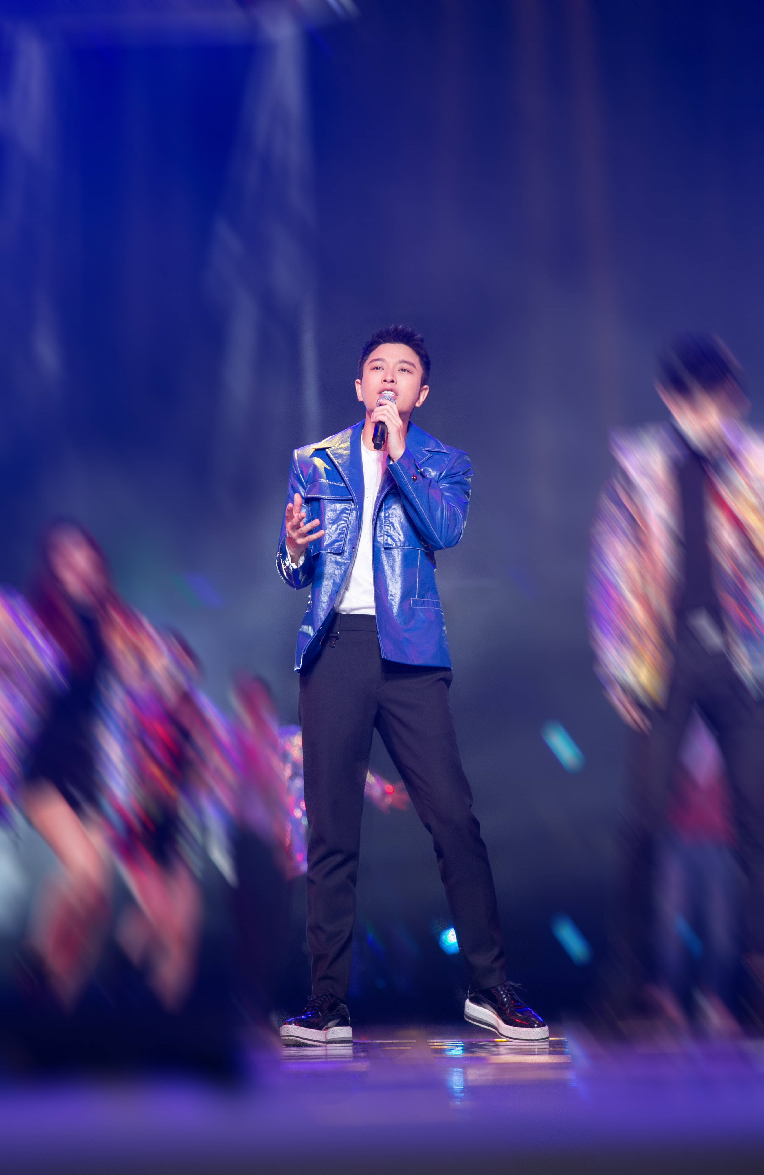 贾乃亮见甜心和前妻，精心打扮一番贼帅气，李