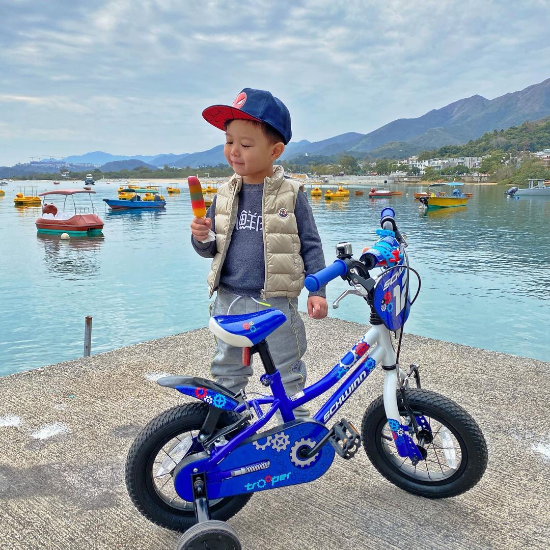 胡杏兒老公和大兒子出遊，父子並排騎車超帥，透露不帶弟弟的原因