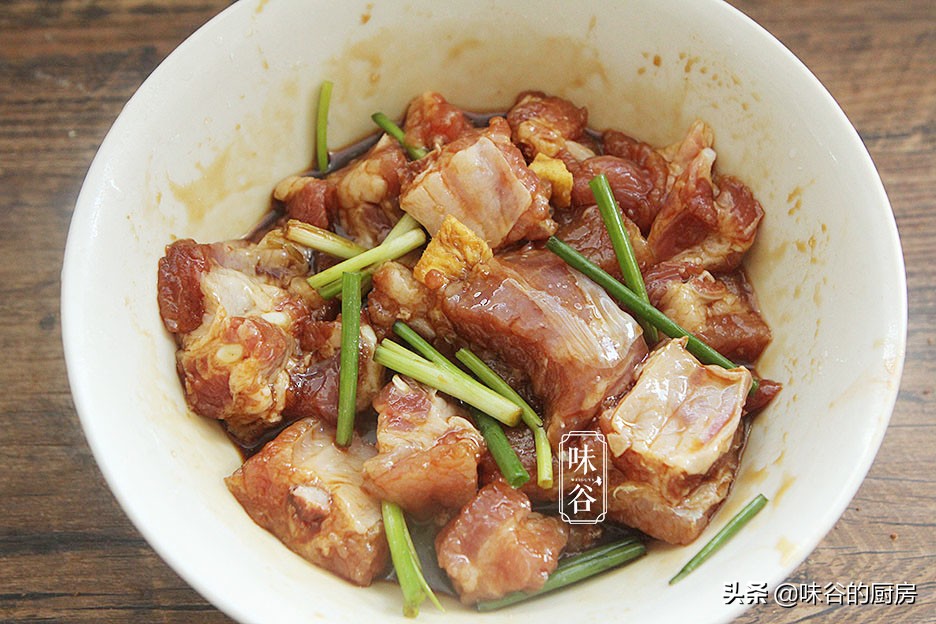 最近家人就馋这饭，裹上叶子一起蒸，清香不油腻，既是主食也是菜