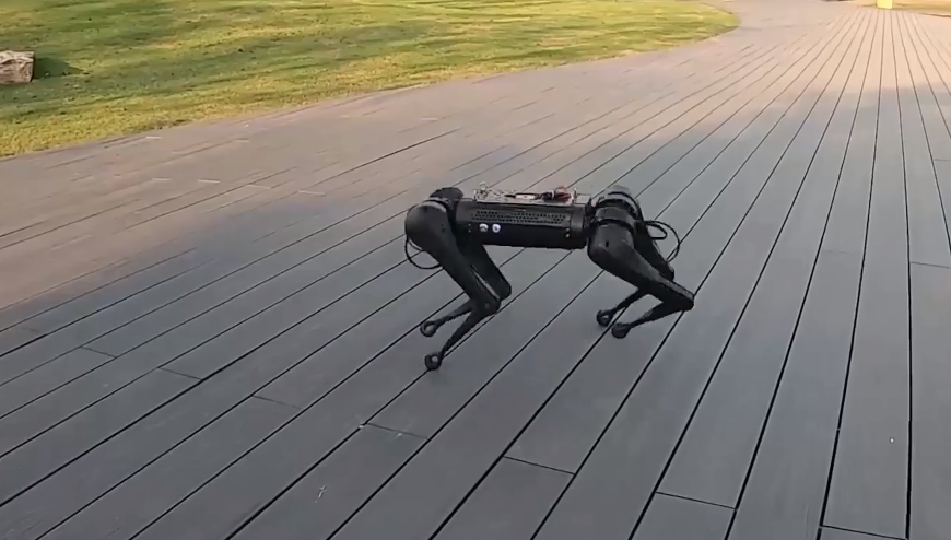 南京蔚蓝科技第5代阿尔法机器狗破世界纪录！网友：狗要失业了
