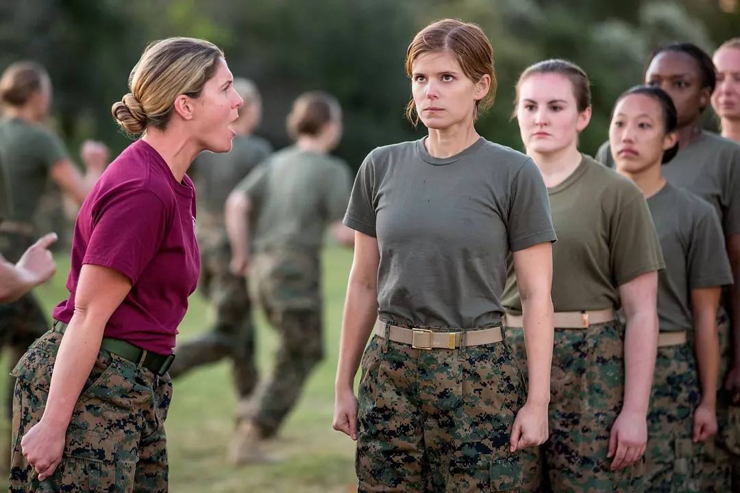 这才是美国女兵的真实情况，人前风光人后苦，