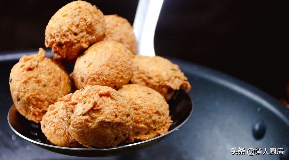 豆腐不用切，擠掉水分，比紅燒的豆腐更好吃，外脆里嫩