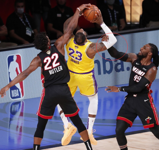 【影片】衝人不衝球！詹姆斯連續被Crowder放倒，氣得老詹飆起垃圾話！-黑特籃球-NBA新聞影音圖片分享社區