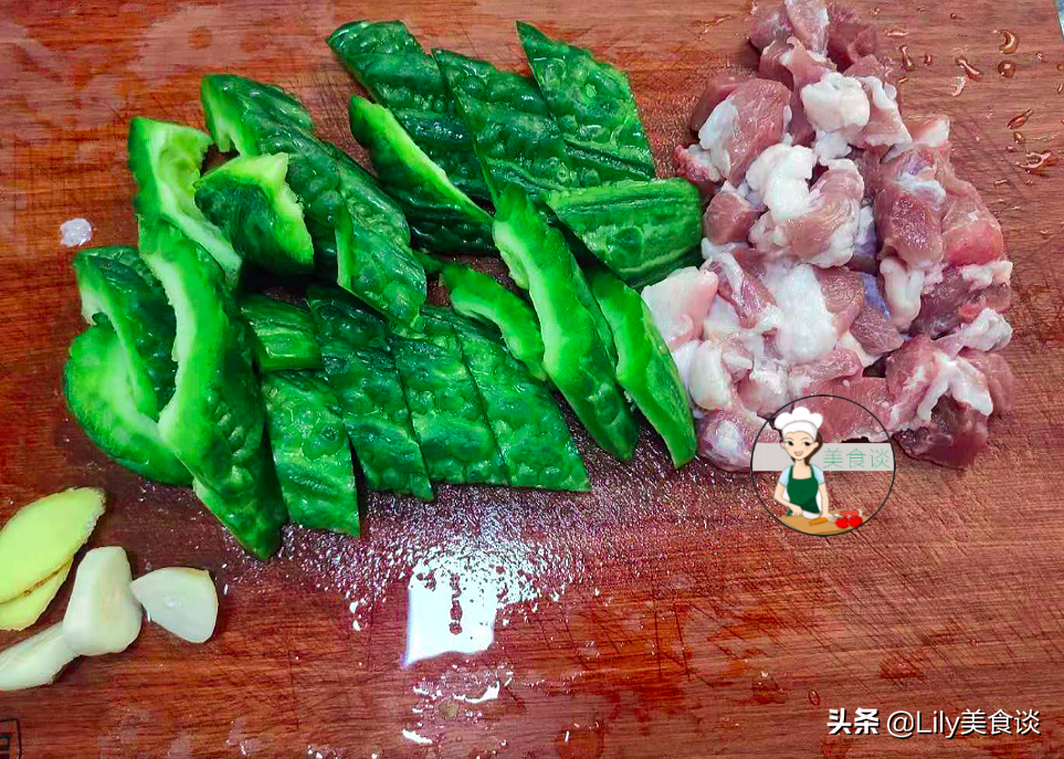 图片[1]-苦瓜焖肉做法步骤图 苦瓜焖肉做法步骤图加料锅里焖15分钟孩子-起舞食谱网