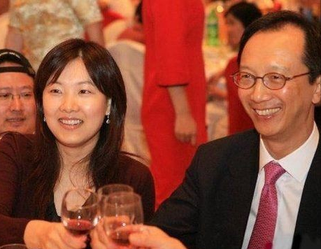 香港富豪梁锦松，弃TVB花旦择奥运冠军，斥百亿