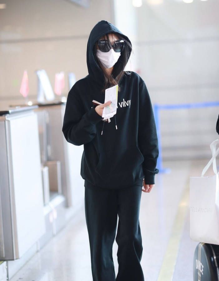 郑爽真适合微胖身材，多肉脸饱满甜美，少女装