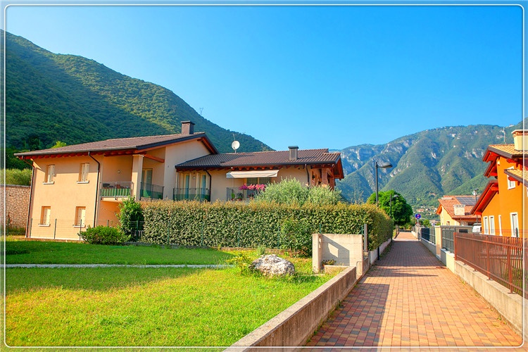 农村人，为什么高价在城市买几十平方的房子，也不在农村盖别墅？