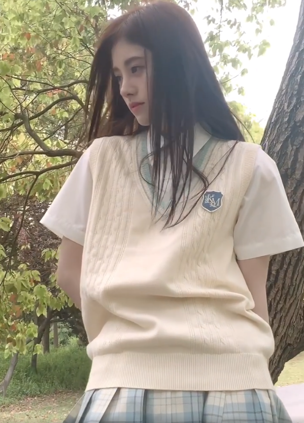 鞠婧祎穿JK裙摆拍，有谁注意她的坐姿？原谅我学