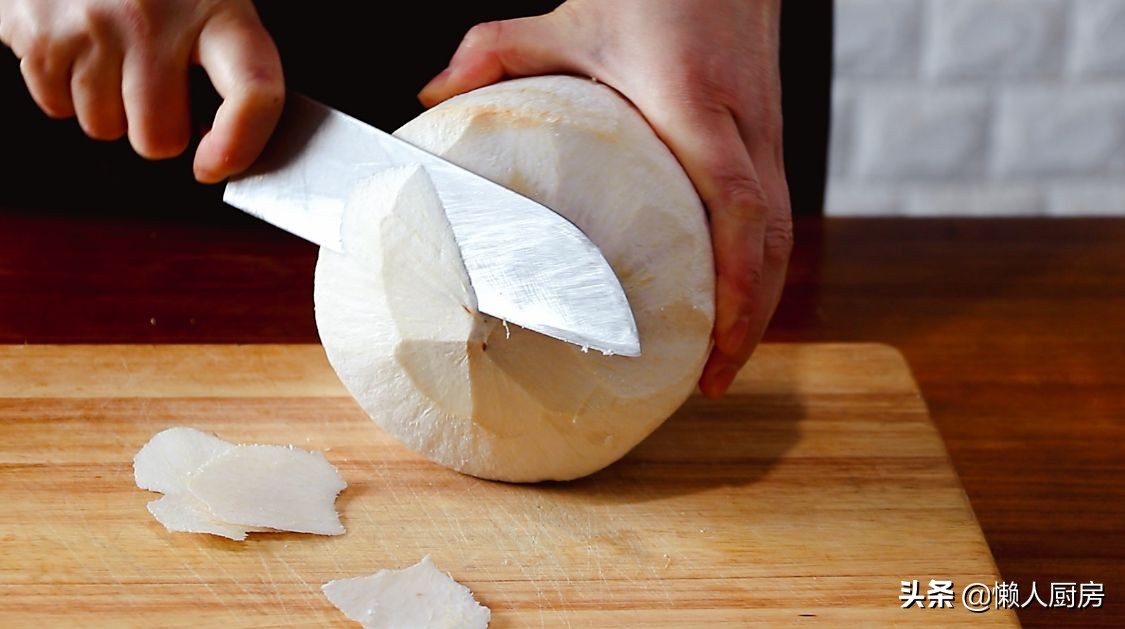 碰到這椰子別手軟，價格便宜，人人吃得起，塞進一隻雞，解饞