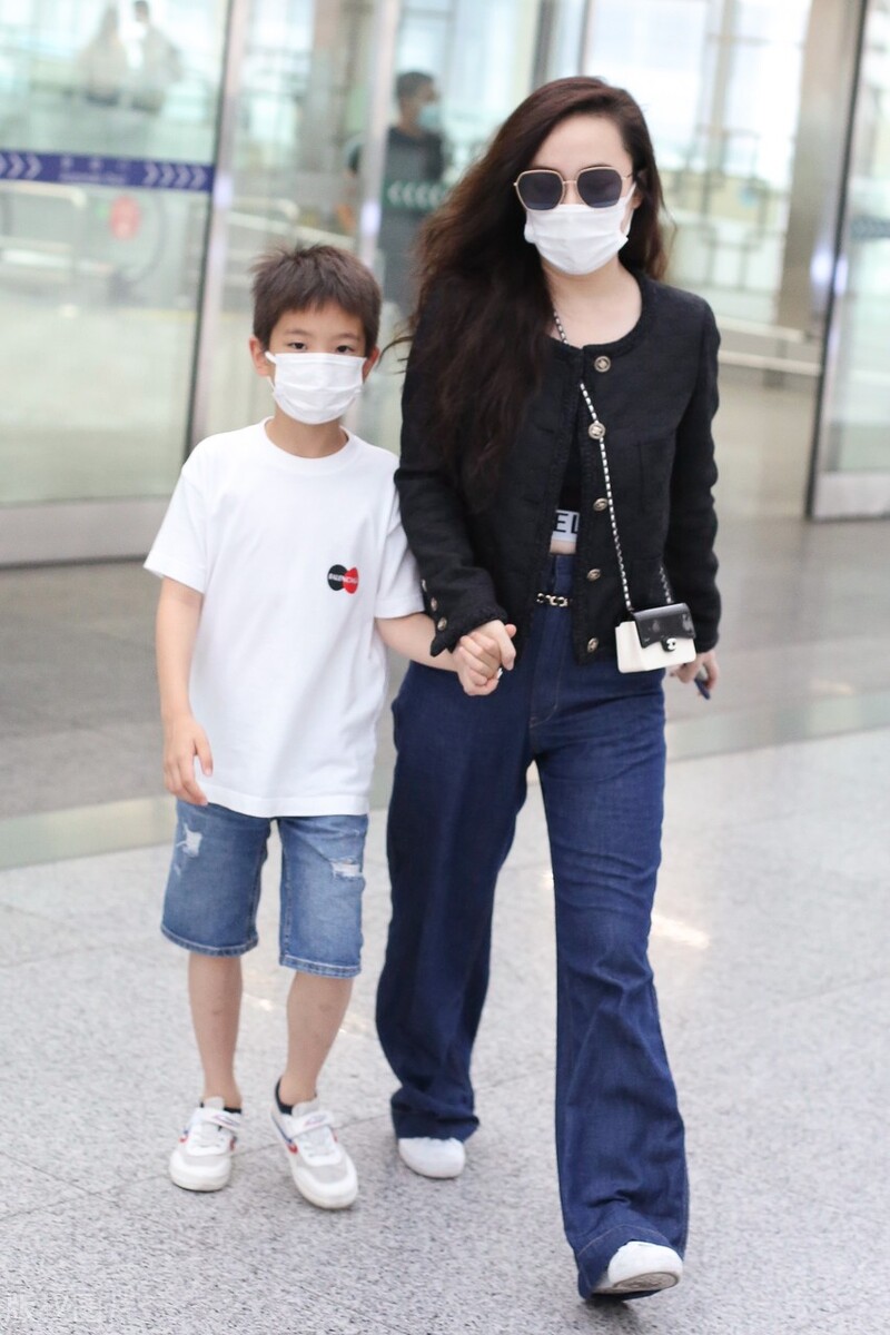霍思燕一家走机场，夫妻均发福！杜江穿得像女人，嗯哼帽子2千多