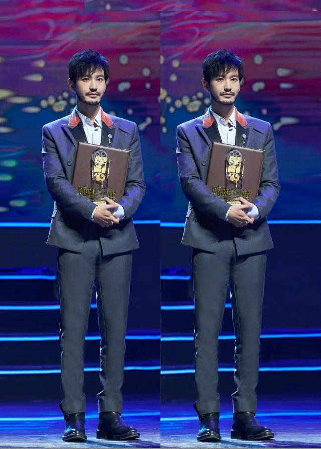 暴瘦30斤的黄晓明好清爽！穿西装变真颜霸，表情