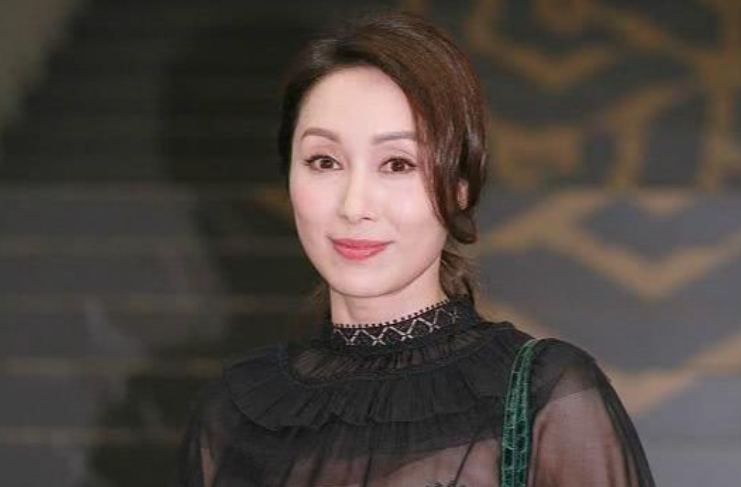 50岁郭可盈罕晒近况，天天给女儿梳头宠爱十足，11岁女儿长相甜美