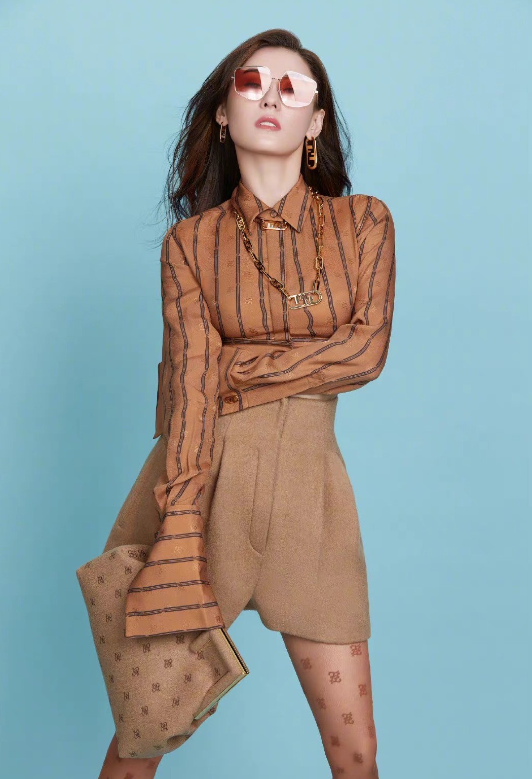 张柏芝丝袜短裤拍写真，生仨娃身材仍火辣，曾说谈新恋情不会公开