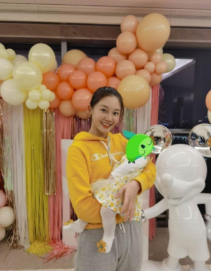 苗苗素颜近照曝光，怀抱女儿惊喜出镜，与郑恺