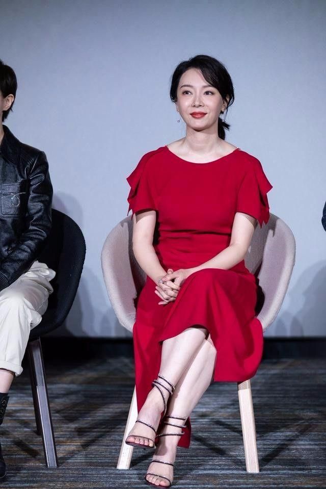 陳數(shù)參加央視晚會(huì)，高清鏡頭下臉凹凸僵硬，44歲老得一點(diǎn)不真實(shí)