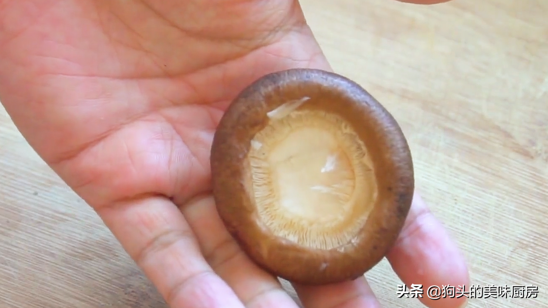 入夏后這個我沒少做，不煎不炸，上鍋一蒸，營養不上火，比肉好吃