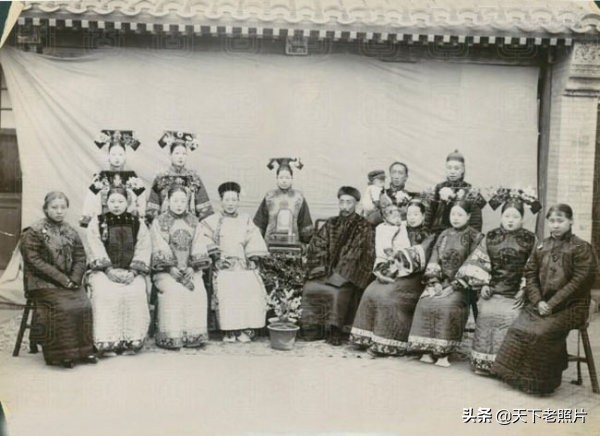 清朝时期妻妾环绕儿孙满堂家庭的全家福照片集