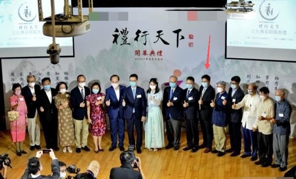 郭晶晶罕见穿汉服，气质惊艳不像孩子妈！和老公分开站中间隔俩人