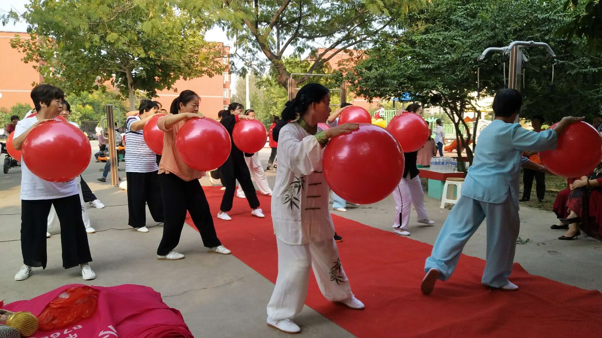 台前县民政局携手小娟家政社区养老三社区举办中秋联欢会