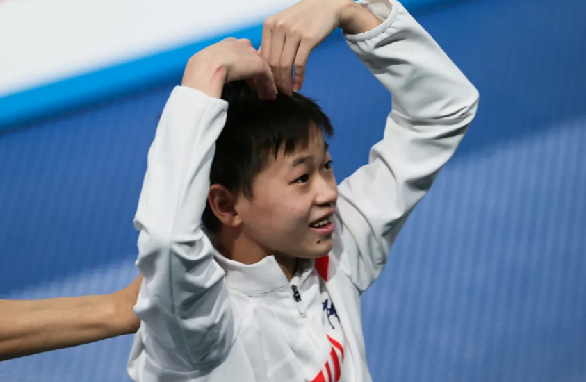 官媒称赞全红婵：石缝里的草，被世界偏爱！花1年时间练1个动作