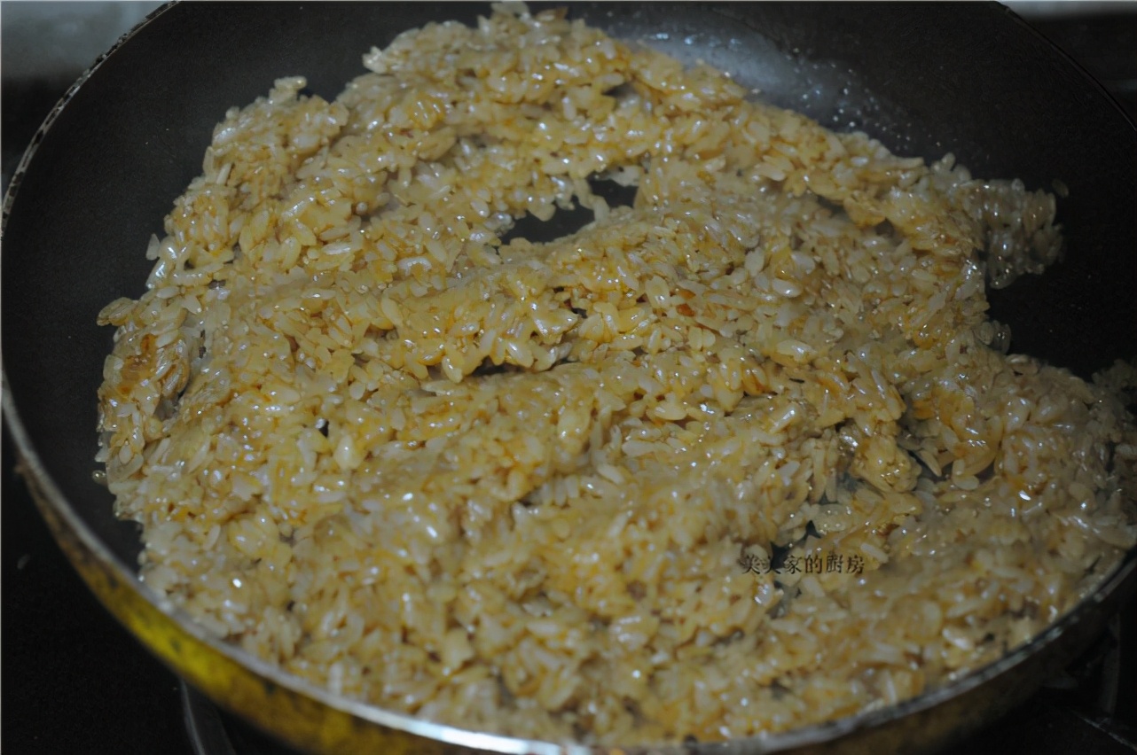 做烧卖时，只懂炒糯米饭可不行，多加1样食材，起沙味香浓