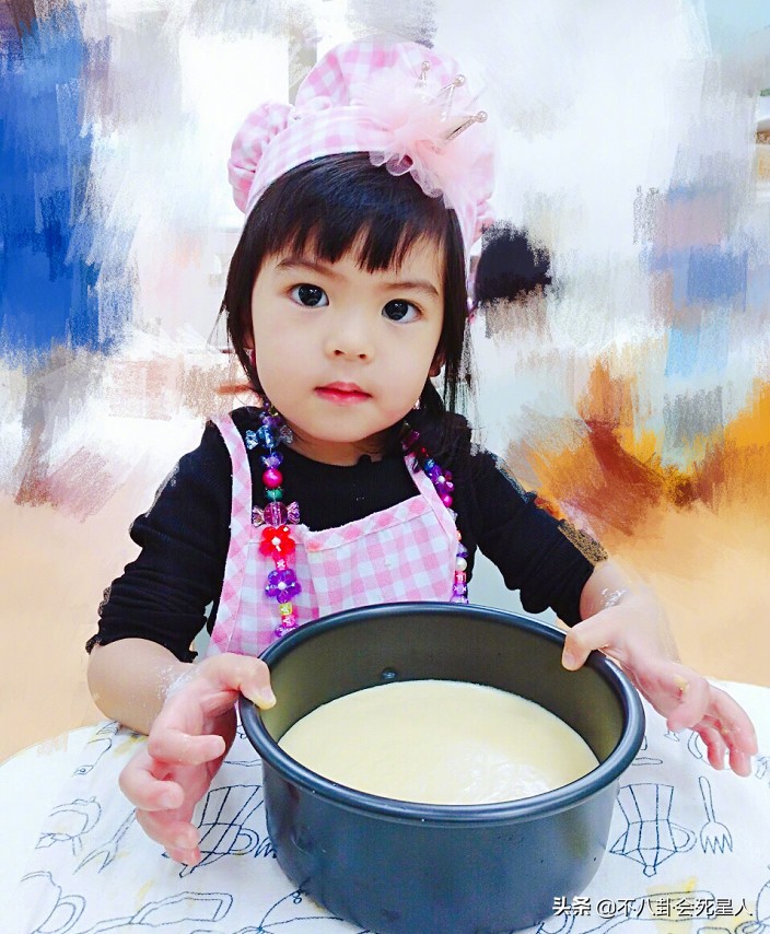 波妞成最严肃星二代，拍照不笑还爱皱眉头，才两岁就能打哭咘咘