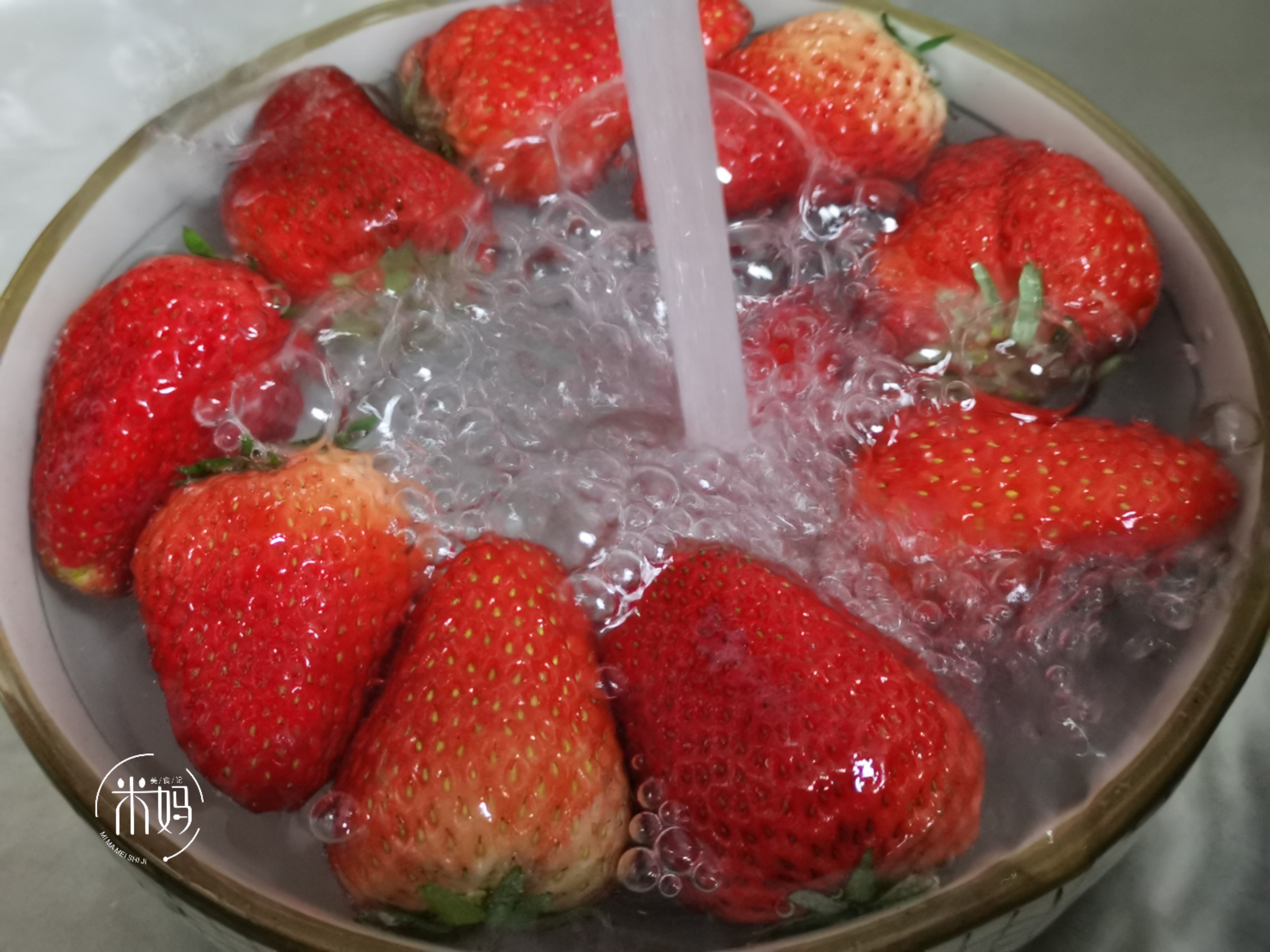 图片[9]-清洗草莓的小妙招做法步骤图 脏东西污垢全跑光干净-起舞食谱网