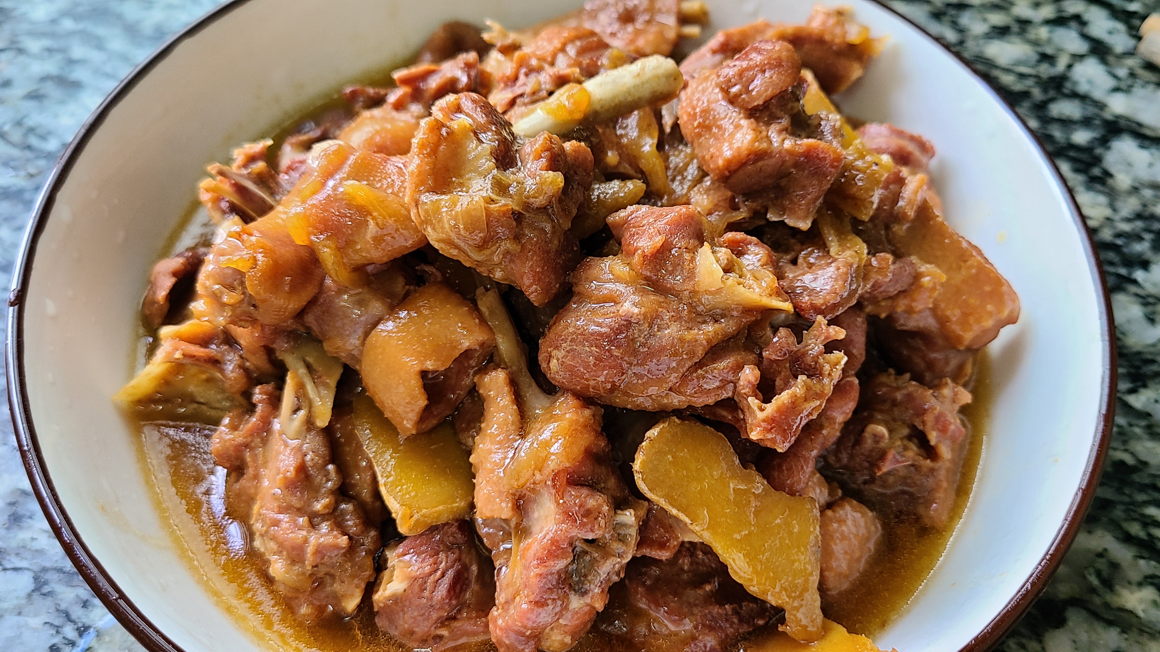 电饭煲焖鸭，不放水也能做，做法跟配方都告诉你，香味浓味道好