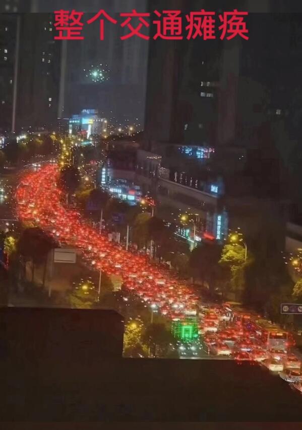 張韶涵露天商演致交通癱瘓，歌唱一半被強行拉走，向觀眾鞠躬道歉