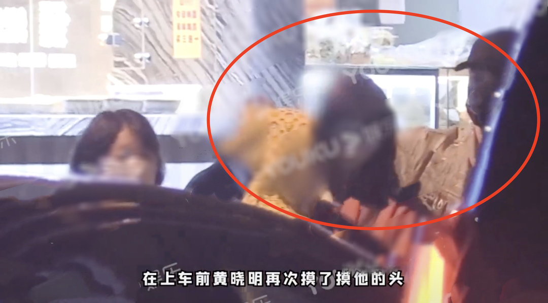 黄晓明一家三口罕见同框，带小海绵看病后买雪糕，画面幸福温馨