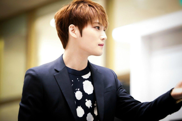 2岁被抛弃, 养父家八个姐姐宠上天, 穷小子逆袭成