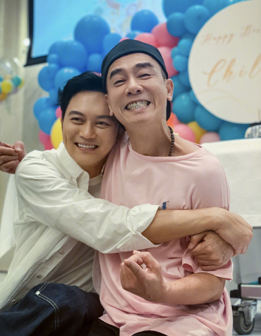 张智霖生日抱春哥后，袁咏仪庆生也紧搂应采儿，被侃夺夫之仇已报