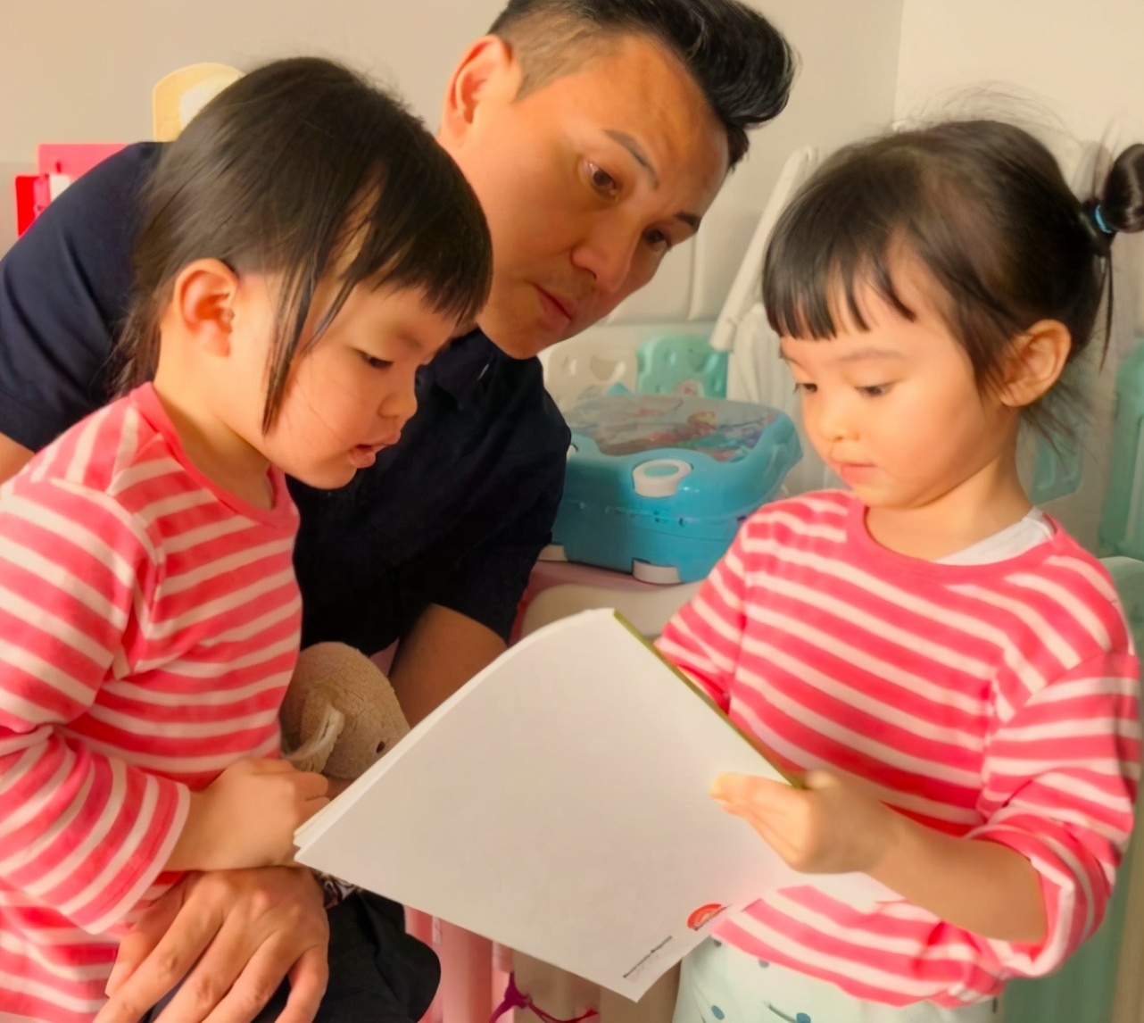 熊黛林小女兒責任感強，逛街幫郭可頌拿包，走路還主動牽姐姐手