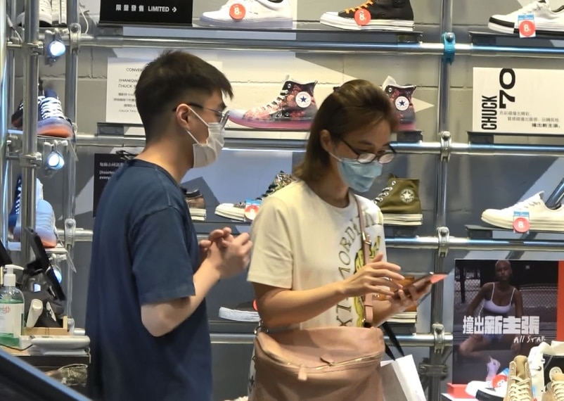 关咏荷现身商场，美貌好身材被赞保养有道，牵着女儿像姐妹