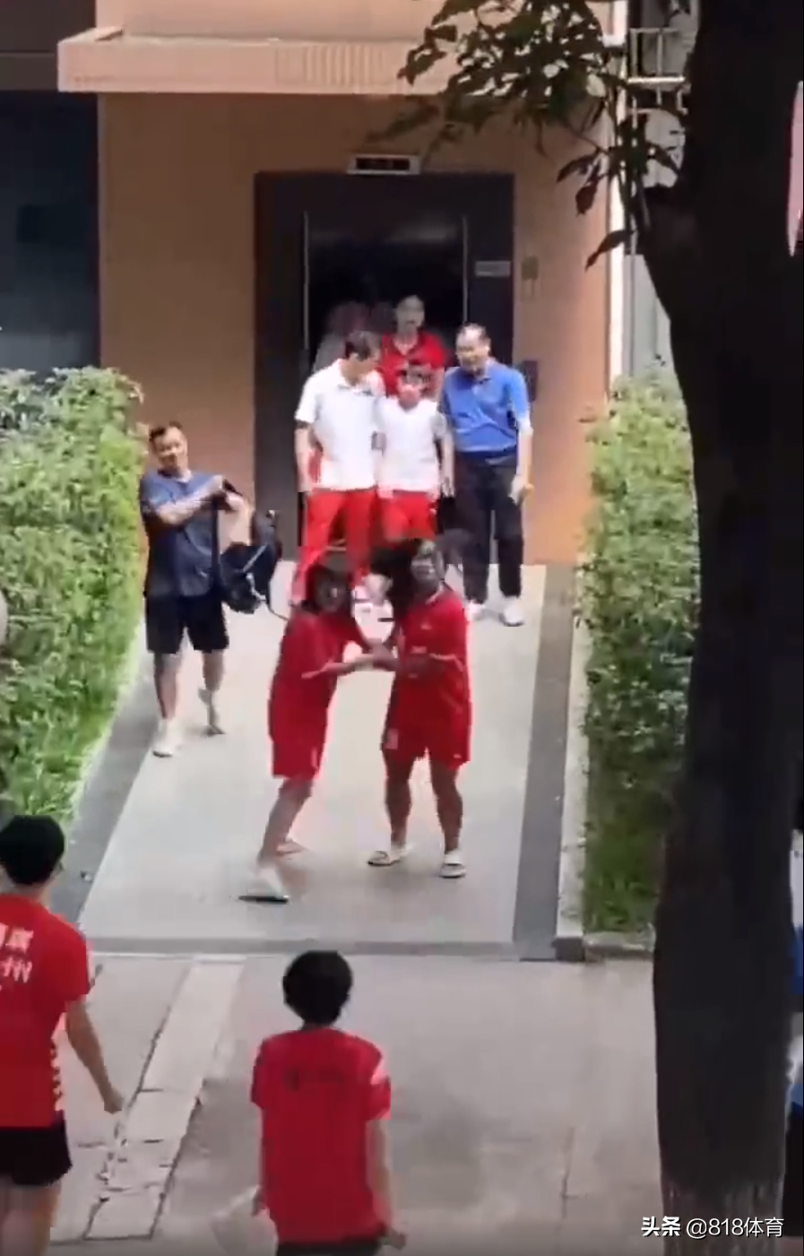 感恩!全红婵陈艾森回广州体校看望恩师,她耕耘30年造3大奥运冠军