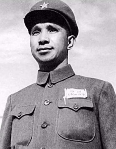 主席推荐粟裕授元帅军衔，而周恩来力主给陈毅，是真是假？