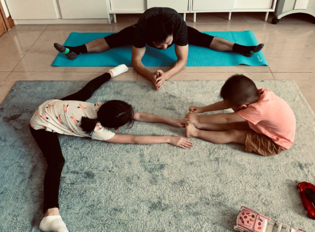 李小鵬為女兒慶9歲生日，奧莉長成大姑娘，大方自信越長越像媽媽