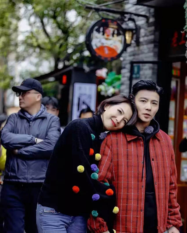 蔡少芬夫婦秀恩愛，毛衣上縫彩色小球好減齡，嫁張晉後越活越年輕