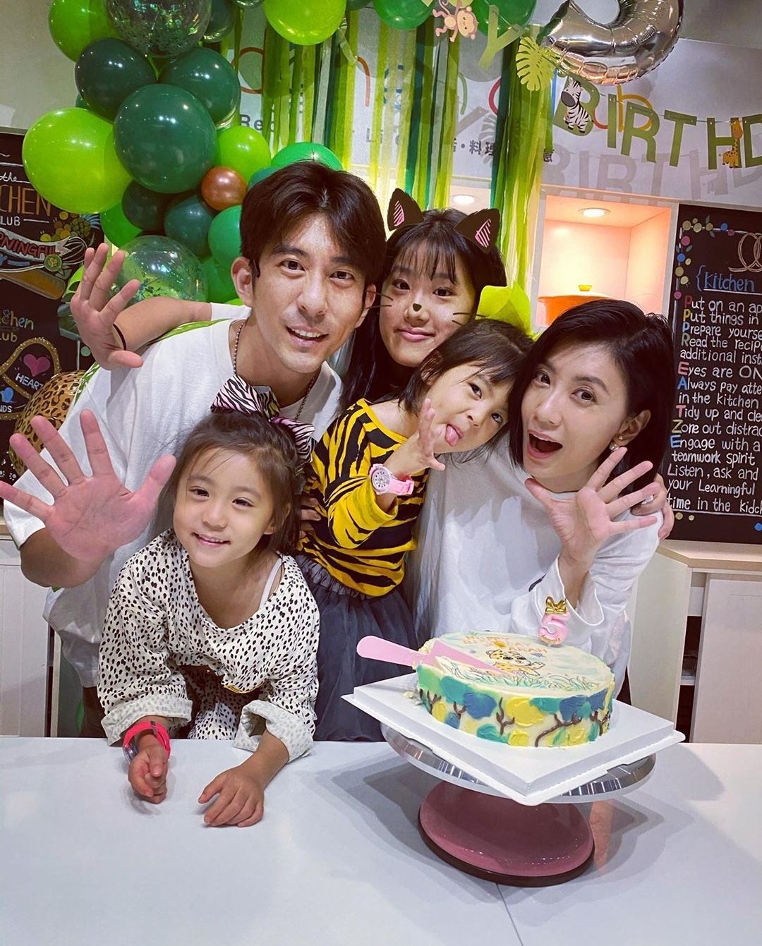 修杰楷变奶爸陪女儿荡秋千，咘咘波妞女汉子画风活泼好动