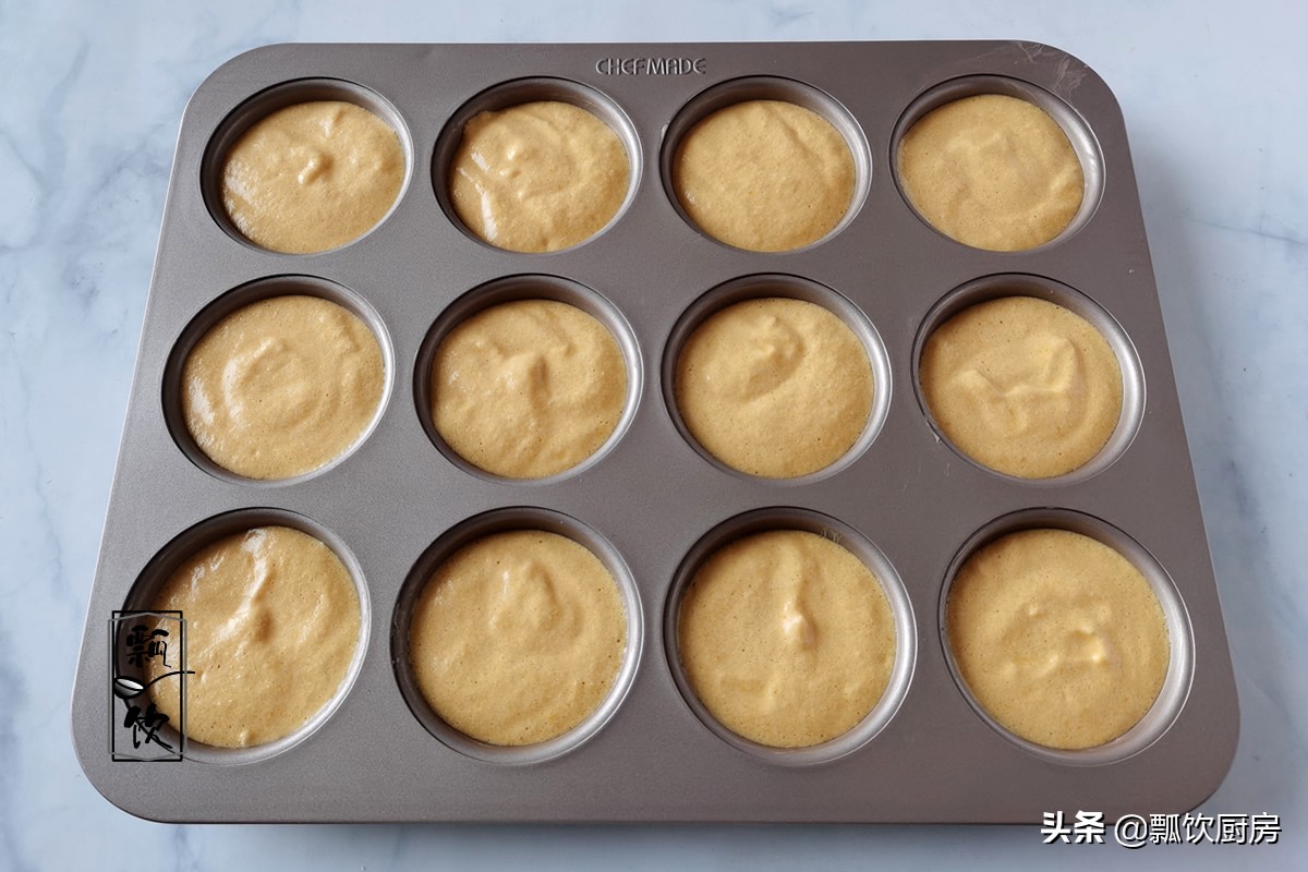 九月南瓜香，做成可口小蛋糕，营养又美味，孩子用手拿着吃超棒