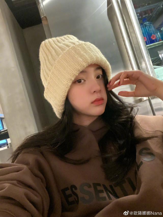 After pulling a hair, still be alled alone kiss, europe Yang Nana is annoyed by new man, the netizen oppugns hype however