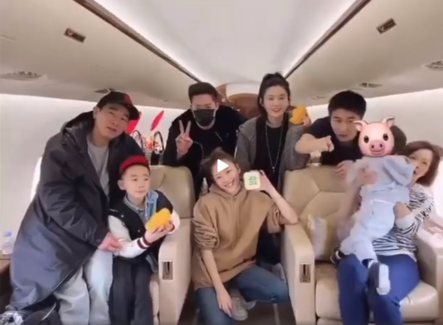 賭王1歲長孫罕見現身！ 一身藍色套裝乘坐私人飛機，還同框小小春