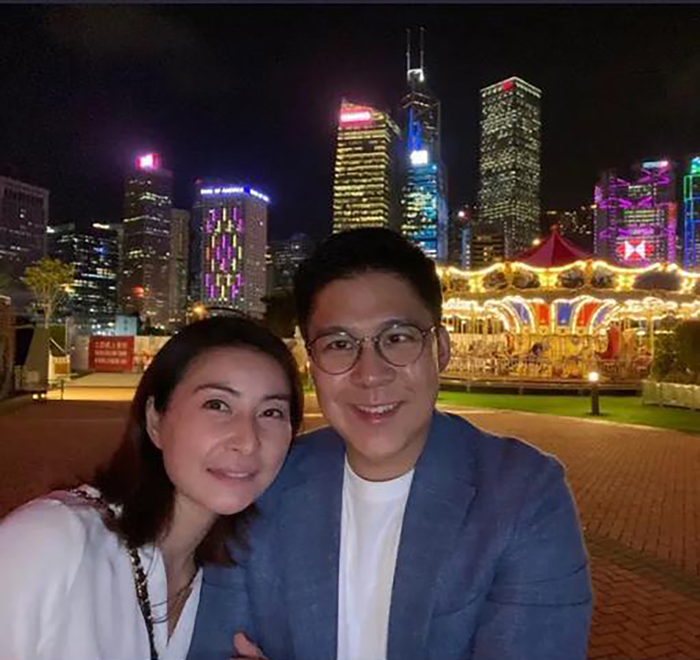 霍启刚带子女逛书店，霍中曦霍中妍手牵手画面有爱，兄妹感情超好